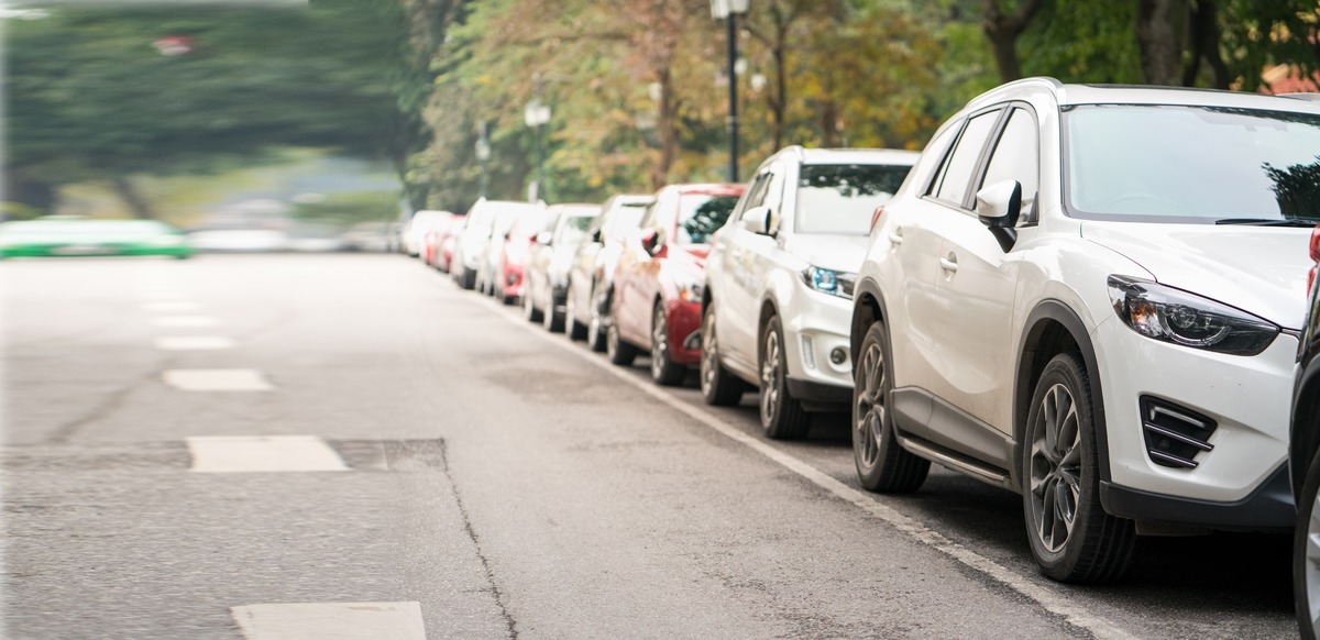 1-Line-of-parked-cars-Smart-Communities-iStock-905989512 (1)