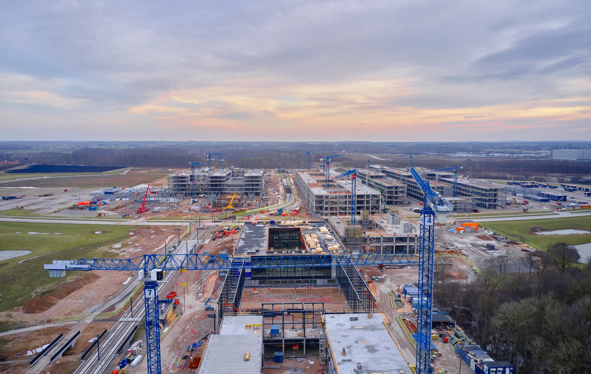 Image of a large construction job site to symbolize GearTrack's asset arrival and departure alerts functionality.