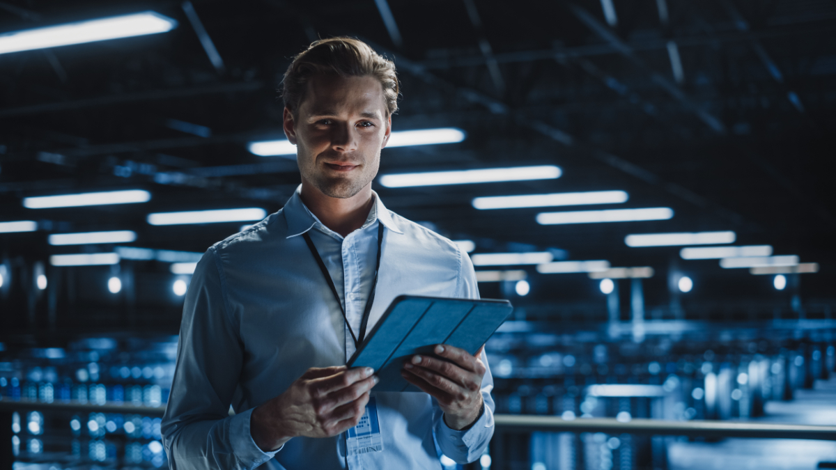 Man with Ipad Intelligent lot management AdobeStock_452879334