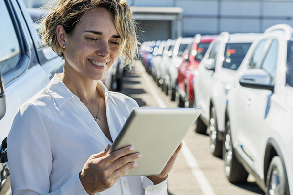 Saleswoman-with-ipad-Auction-iStock-1387193360